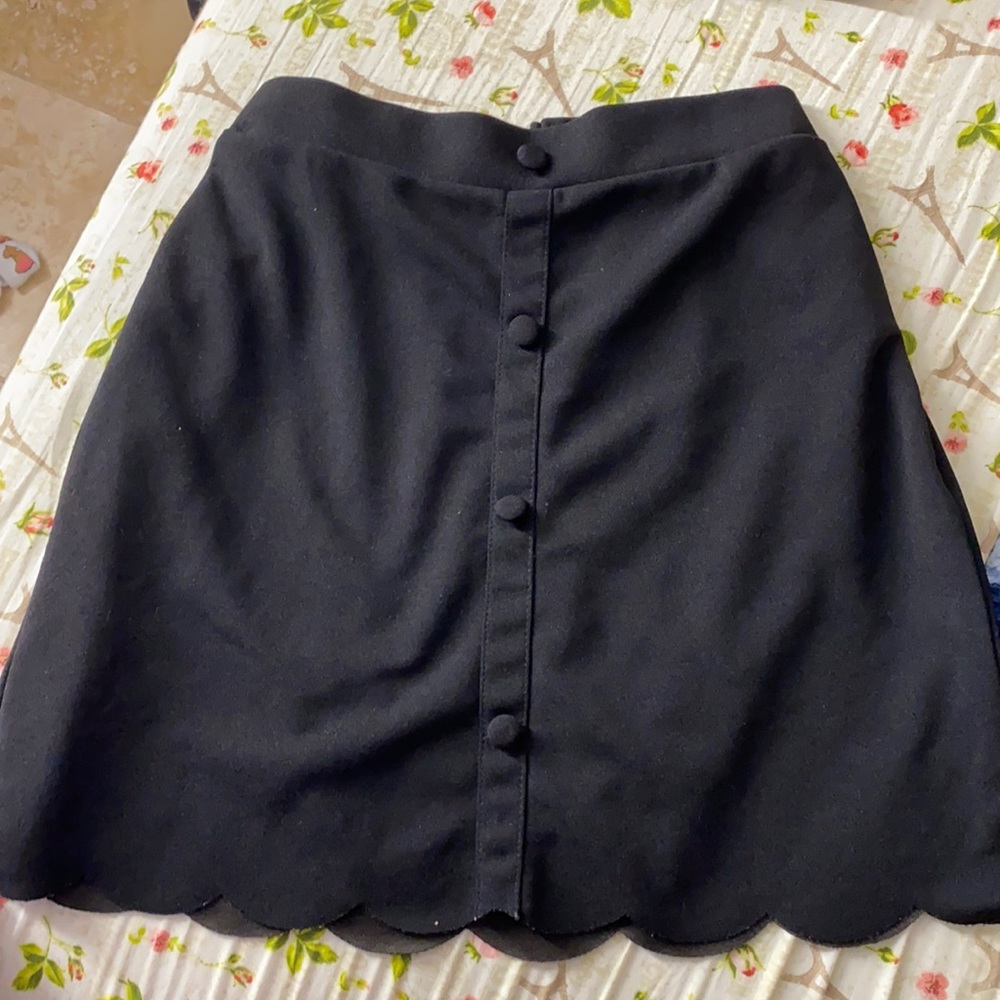 Black skallop skirt